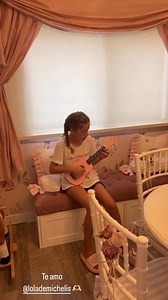 El dulce video de Lola, la hija de Evangelina Anderson y Martín Demichelis, tocando el ukelele en su habitación La modelo, que ya está instalada en nuestro país junto a sus tres hijos y su marido, el DT de River, compartió dulces imágenes: "Te amo Lola". | Ciudad Magazine