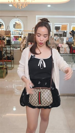 👜✨ Gucci GG Supreme Web Shoulder Bag ✨👜 ความคลาสสิกที่กลับมาแรงมาก! ลาย GG Supreme เอกลักษณ์ของ Gucci แต่งแถบ Web แดง-เขียวทรงไอคอนิก เพิ่มลุคหรูแบบวินเทจสุดปัง 🤎💚❤️ สะพายแล้วดูแพง ออร่าพุ่งทุกมุมมอง ใบนี้หายากมากนะคะ! #GucciGG #GucciWeb #GucciVintage #GucciShoulderBag #แม่ค้าก้อยแบรนด์เนม #กระเป๋าแบรนด์เนมแท้ #ของแท้จากญี่ปุ่น #แบรนด์เนมมือสอง #ของดีบอกต่อ #แฟชั่นสายหรู | ไลฟ์สดแม่ค้าก้อยเพจ2 สินค้าแบรนด์เนมของแท้รับประกัน