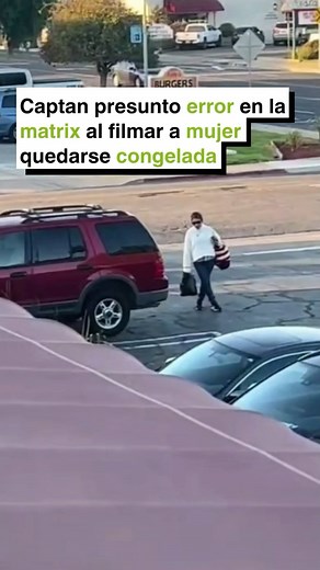 ¿Error en la Matrix? 😨 Captan a mujer completamente congelada en un estacionamiento. 🙍🏻‍♀️ | RadarNews Qro