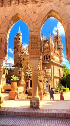 #españa El Castillo de Colomares es un monumento, en forma de castillo, dedicado a la vida y aventuras de Cristóbal Colón.Fue construido cerca de Benalmádena en España, entre 1987 y 1994.Con una superficie de 1.500 metros, es el monumento más grande del mundo al explorador, pero también contiene la iglesia más pequeña del mundo, con una superficie de sólo 1,96 metros cuadrados. | Latina En Cairo