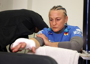 Savannah Marshall Backs Maria Lindberg To KO Hannah Rankin in Fifth