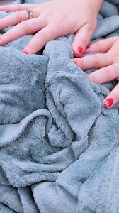 10K views · 92 reactions | Descubra a Manta Home Design, que combina cores modernas seguindo as tendências da moda. ✨ Com um toque de pelúcia, essas mantas são quentinhas, super leves e proporcionam uma sensação agradável. Não perca a chance de adicionar estilo e conforto à sua casa.  ➡️ Manta Plush Corttex Home Design Queen Size de R$79,90 por R$39,90 Válido até: 02.06.24 #Unboxing #Manta #Frio #Inverno #Quentinha #Conforto #CompreAgora #LojasDaju | Daju | Facebook