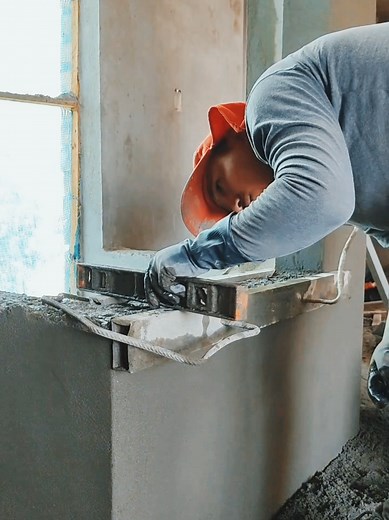 Tarrajeando derrames, una pequeña pared con sus ventanas 🏡💪🏻💛 #tarrajeo #acabadosdeconstruccion #tutorial #construccion #albañil