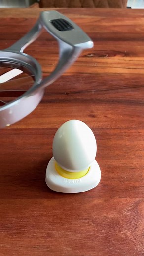 Effortless Citrus Juicing with a Manual Juicer