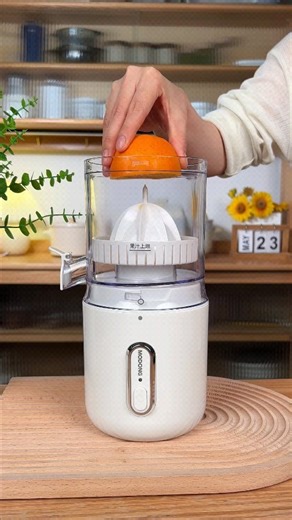 47K views · 28 reactions | Fresh citrus juice anytime, anywhere with this portable USB rechargeable juicer! Easy to wash and always ready for use. 磻 #PortableJuicer #PortableJuicer #juicer #USBRechargeable #HealthyHabits #CitrusJuicer #KitchenEssentials #coolgadgets #kitchenfinds | Smart Home Gadgets | Facebook