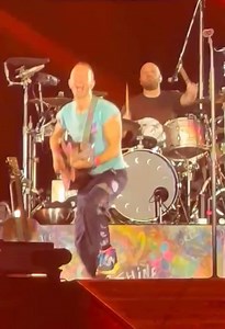 Toujours un plaisir de chanter et danser, être ému aussi, sur" Charlie Brown" 🎶🎸✨️💫 "Light a fire, a fire, a spark Light a fire, a flame in my heart We'll run wild We'll be glowing in the dark, ooh-ooh-ooh" 🎶 📹 IG Colplay fans #Coldplaylive #ColdplayAbuDhabi | Coldplay Spirit France