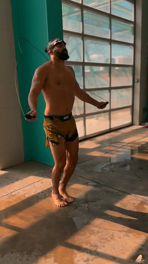 Na ringue ou na piscina, a gente domina tudo bb 👊 Cada dia que passa venço mais um desafio. Vamo que vamo que é pancada 🔥 #fight #motivacao #luta #ufc #treino #training | Michel ''Demolidor'' Pereira