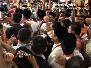 Mukhriz receives boisterous welcome