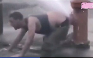 终于找到名场面原版了！为了防止水流，男子用屁股堵住消防栓！