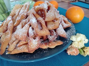 Faworki - przepis krok po kroku na domowe chruściki. Jak zrobić faworki na tłusty czwartek?