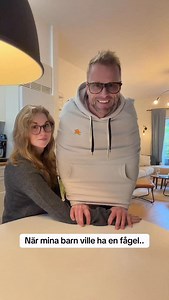 När barnen bad om en fågel! Barnen ville så gärna ha en fågel. En undulat, sa de, en liten söt sak som kvittrar glatt & sprider glädje i huset. Jag sa blankt nej. Ingen bur, inget fröspill, inget kvitter klockan sex på morgonen. Men jag ville ju inte göra dem ledsna… Så jag valde att tolka deras önskan lite mer kreativt, på mitt eget lilla sätt. De ville ha en fågel som pratar, låter och lever. Jag gjorde mitt bästa, och nu har de fått det. Hoppas de blev nöjda…😂 Trevlig helg! Kram Rickard #för