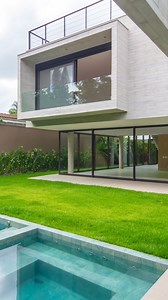 Com um projeto arquitetônico moderno e funcional, esta residência foi...