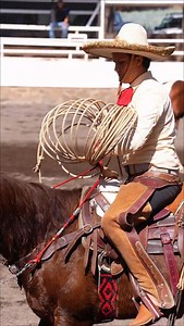 @ricardo_yanez_vazquez_ en el @campeonatomillonarioarandas Presentado por: @storeranchoficial #herenciacharrafotografia #herenciacharra #charreria | Herencia Charra Fotografia
