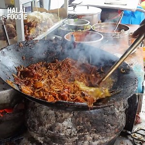 605K views · 8.6K reactions | Mee goreng mamak pilihan ramai di Penang!  Dimasak dengan kayu arang dan pelbagai bahan | Halal Foodie | Facebook