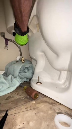 COMPLETE Toilet Tank REBUILD _fix_003 #plumber #toilettok #plumbingtok #fyp #plumbinglife #toilet #plumbingrepair #plumbersoftiktok #diy #serviceplumber #foryou #theconservativeplumber #toiletclean #plumberlife #plumbing #toiletrepair | Tanya Garces