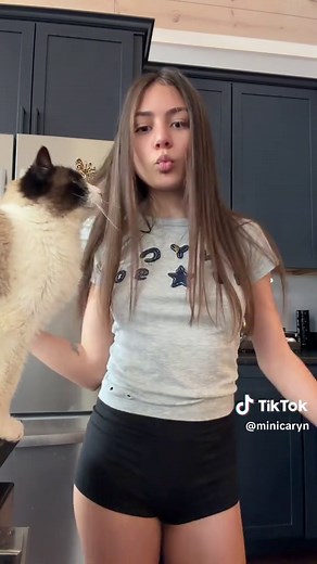 minicaryn (@minicaryn)’s videos with brunettes - 𝓂