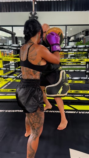 @blackangel_vix on Instagram: "To execute the elbow slash lift your elbow up and swing it diagonally downward aiming for the opponent’s face or jaw.🥊 @ademkabak86 @hola_vix . . . #explore #viral #viralreels #muaythai"