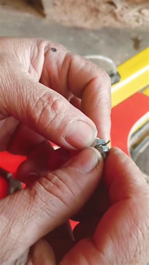 How to replace a broken scroll saw blade #Woodworking #carpenter #diytools | Bang Jali