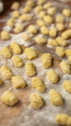 36K views · 125 reactions | Domácí bramborové gnocchi #toprecepty #recipe #recept #video #videorecept #slane #salty #gnocchi #domaci #bramborove #potato #snadne #jednoduche #rychle #easy #jidlo #food #tasty | Toprecepty.cz | Facebook