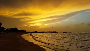 Ga naar Jamaica voor verassende gouden zonsondergangen. Van een kleine gouden schemering tot een volledig gouden hemel een paar minuten later... #OntdekJamaica #VisitJamaica | Ontdek Jamaica | Facebook