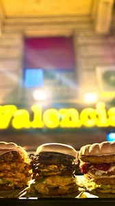 دلوقتي وفي وسط البلد أكبر سندوتش برجر عند فالينسيا. جرب تشكيلة من أجمد وأقوى ساندوتشات التشيكن برجر والسماش الفريش، وكمان تقدر تضيف كل اللي نفسك فيه. أطلب دلوقتي مع فالنسيا عن طريق الرقم: 17192 #Valencia #ValenciaBurger #Downtown #Fresh #ChickenBurger | Valencia - فالنسيا