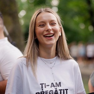 59 reactions | Am încheiat încă o ediție magică UNTOLD cu amintiri de suflet. ❤️  Muzica bună ne-a adus împreună,  hot dogii #FreshCorner ne-au alimentat cu energie, iar jocurile interactive și premiile surpriză au umplut cu bucurie inimile celor care ne-au vizitat în zona de activare. ✨ Te invităm să vezi prin ochii noștri cum a fost experiența. Ne revedem la anul!  #MOL #MOLxUNTOLD #UNTOLD2025 #FreshCorner | MOL Romania | Facebook