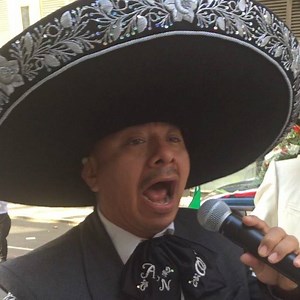 "La Bikina" - Aqui compartiendo un rato con Luis Miguel! Ha ha ha!...