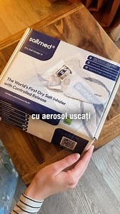 Dacă, ca mamă, trăiești cu frica că o simplă răceală se poate transforma într-o noapte la spital, descoperă povestea Sabrinei. După doi ani de nopți albe, drumuri la spital și tratamente repetate, Sabrina a înțeles că nu mai poate trăi cu teama fiecărei răceli. Fiul ei cel mic fusese diagnosticat cu astm bronșic necontrolat terapeutic, iar fiecare viroză se transforma într-o luptă pentru respirație. Flixotide, Ventolin, adrenalină, antibiotice... toate deveniseră parte din rutina zilnică. Punctu