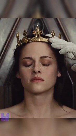 Kristen Stewart ❤ . . . #breakingdawnpart2 #kristenjaymesstewart #robertpattinsonandkristenstewart #bellaswan #kristenstewartstyle #taylorlautner #jessicaalba #kristenstewartfashion #robsten #kristenstewartedit #kristenstewart #kstew #krisbian #stewart #icon #iconic #bellaswan #twilight #charliesangels #seberg #bellacullen #robsten #robsessed #robertpattinson #pattinson #alacakaranlık #newmoon #eclipse #breakingdawn #twilightsaga | Kristen Stewart