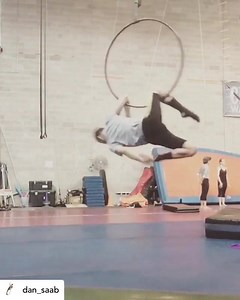 An amazing spin mount into an elbow hold split from @dan_saab! 💥⠀⠀⠀⠀⠀⠀⠀⠀⠀ #aerialhooptricks | Aerial Hoop Tricks