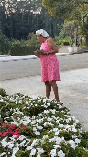 Dona Maria curiando os carros | Maria Maia mãe de Carlinhos Maia FC