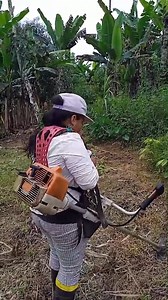 MUJER TRBAJANDO CON GUADAÑA 😱 | Vida del campo real