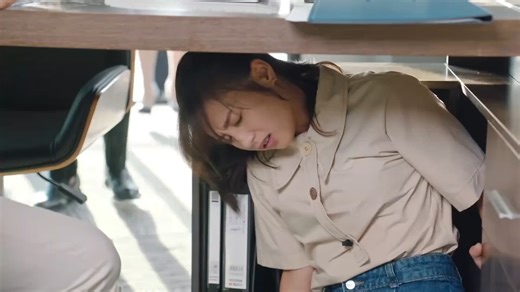 2.8K views · 30 reactions | The president hides his wife under the table and kisses her using pick up papers, so sweet! 霸总把娇妻藏在桌子底下，利用捡文件偷偷吻她，好甜！ 剧名（Drama Name）：好想和你在一起 Be With You #好想和你在一起 #BeWithYou #hotdrama #chinesedrama #love | 热剧独播 hot dramas | Facebook