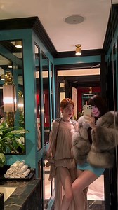 2 chị em mạnh ai nấy đẹp :))) nhà có 2 chị em bà chị thì bèo hết cỡ , còn bà em thì sexy bốc lửa chấn động😝Oanh Pham 👗La Vierge | Annie Tran