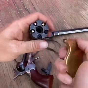 15 reactions | How to load/reload the Colt Paterson revolver....