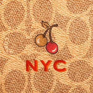 隆重呈獻，Coach Create 最新服務！運用數位化印製，可自由選擇你(妳)英文名字縮寫及喜愛圖案，創造極具個性化包款，歡迎蒞臨Coach Taipei 101專門店。»立即瀏覽Coach Create 服務 https://on.coach.com/2qgT7Ou | Coach