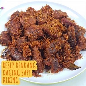 Selain opor ayam, rendang daging sapi memang menu wajib saat lebaran. Kali ini saya buat rendang daging sapi yang kering. Warnanya lebih gelap, dagingnya super empuk, bumbunya meresap hingga ke dagingnya. Cocok banget disajikan dengan sayur labusiam santan dan ketupat ya bund. Resep dan cara membuat rendang daging sapi kering ini semoga menginspirasi. Selamat mencoba :) #reseplebaran | Resep Masakan Sederhana Remana
