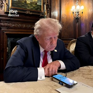 Trump ha vuelto a X (antes conocida como Twitter) 3 años después de que cerraran su cuenta tras el asalto a Capitolio. El propietario de la red social, Elon Musk, ha entrevistado este martes al expresidente estadounidense en un encuentro cuyo audio se ha retransmitido en la plataforma del magnate y que ha comenzado con 45 minutos de retraso por "un ataque masivo" de denegación de servicio, conocido como DDOS. En la conversación, Trump ha criticado a su rival demócrata diciendo que lo que le pasó