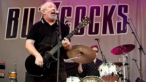Who was Pete Shelley, when did he found Buzzcocks with Howard Devoto?