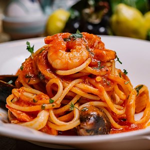 Tagliolini mit Meeresfrüchten – Ein frisches und schmackhaftes italienisches Gericht, das zarte Tagliolini-Nudeln mit einer Auswahl an saftigen Meeresfrüchten kombiniert - Etsy.de