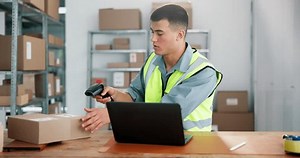 Barcodescanner, laptop en logistiek met koerier: stockbeeldmateriaal en -video's (rechtenvrij) 3917089801 | Shutterstock