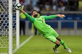 Se lesionó portero brasileño Alisson y no estará ante Perú