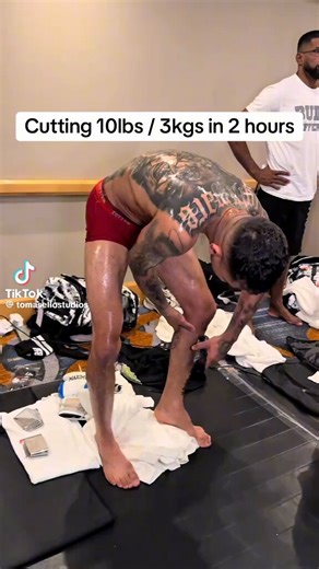 You see? Losing weight is easy. Losing fat is different.The scale doesn’t tell you what you lost. 10 kg in 2 months is possible, but a large part will be water and glycogen, not fat.In combat sports this is standard. Fighters cut weight to make weigh-ins. David Lemieux dropped ~20 lbs in a few days, Oscar De La Hoya ~15 lbs in 3–4 days. That weight is regained quickly after rehydration and food.Water weight alone can fluctuate several kilos within 2–4 days depending on glycogen, sodium, and hydr