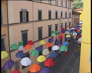 Bagni di Lucca, su via Umberto un cielo di ombrelli colorati - NoiTV