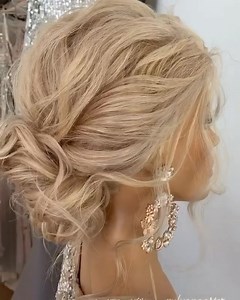 ✨ This beautiful and realistic mannequin head is an essential must have. ✨ The 60cm / 23.63" long platinum blonde or brunette human hair is suitable for updos, wedding and braid hairstyles and all other hairstyling techniques. ✨ You can also dye the hair to your desired colour. The mannequin face is perfect for makeup artist training making it the perfect addition to any makeup artist's essentials. Worldwide delivery 📦 . https://www.ulyanaaster.com/product-page/ally-mannequin PLEASE CONTACT US 