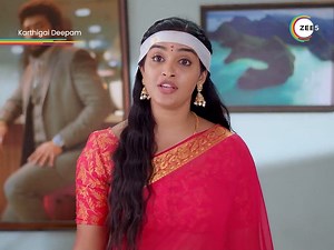 Karthik Sir ku help pannunga Geetha! 🙄 Watch your favourite movies and shows anywhere anytime only on ZEE5 absolutely for free 🤩🔥 #KarthigaiDeepam #ZEE5Tamil #ZEE5 #WatchForFree | ZEE5 Tamil