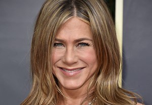 Emmy Awards 2020 : Jennifer Aniston sublime en petite robe noire - Elle