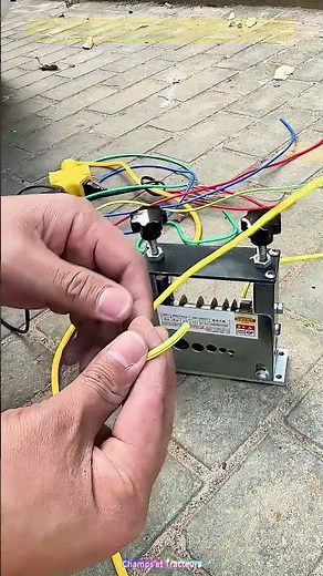 L'art de dénuder les fils : Comment une petite machine simplifie la tâche