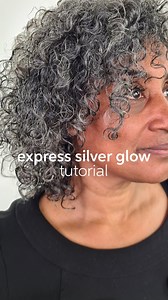 In deze tijd van het jaar willen we allemaal wel iets extra’s met ons haar, de Express Silver Glow is een perfecte service om het grijze haar een mooie touch up te geven. Check deze tutorial van Wella Educator @lieke.wellacolor Wat is jouw favoriete True Grey nuance? #TrueGrey #GraphiteShimmer #AskForWella | Wella Professionals | Facebook