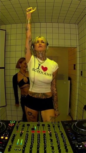 Nikolina at HÖR Berlin. Full set’s up in our library!